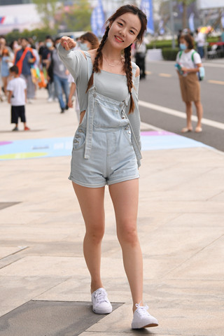 街拍美女紧身牛仔裤展示